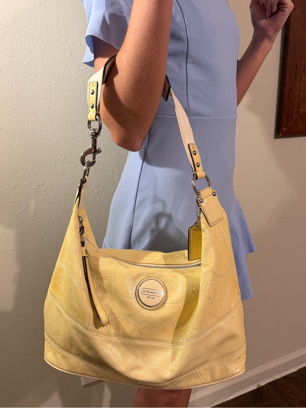 Authentic Coach Signature Stitch Hobo in vanilla